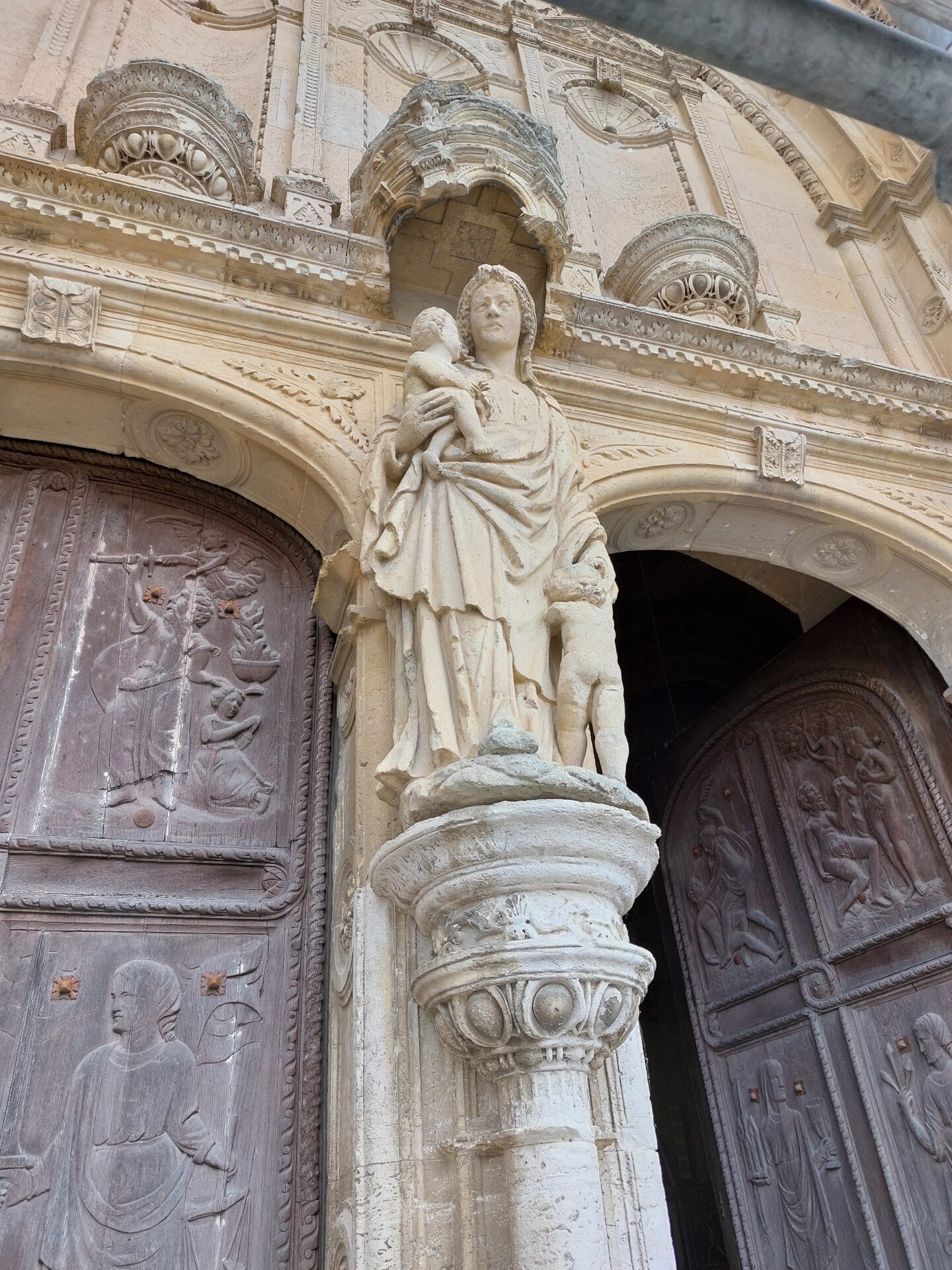 Vierge avec deux enfants, portail Ouest
