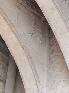 Lettres L et A, en hauteur, portail Sud