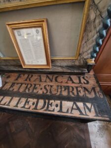 "Le peuple fraçais rend cullte à l'Etre supr^me et crloit en l'immortalité de l'âme"