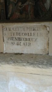 Inscription : Sur cette pierre a été décollée la tête de saint Clair