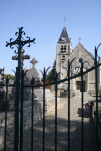 Entrée du vieux cimetière entourant l'église de Villers-en-Arthies