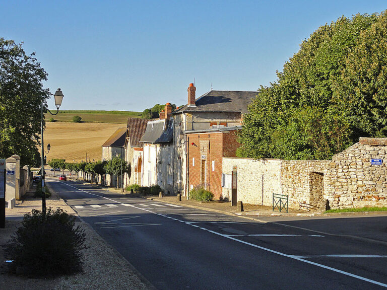 la mairie, les 3 maisons, et la plaine