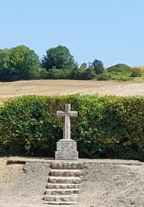 Croix en ciment à l'entrée de Maudétour