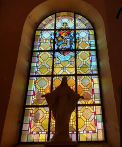 Vitrail Max Ingrand avec Sacré Coeur de Jésus