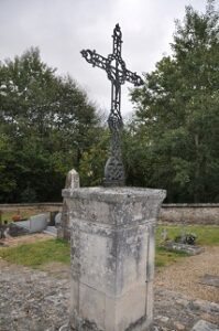 Croix au cimetière d'Arthies