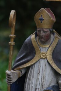 Statuette de saint Romain en bois