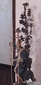 Eglise de Cléry, statuette de saint Romain, candélabre à fleurs