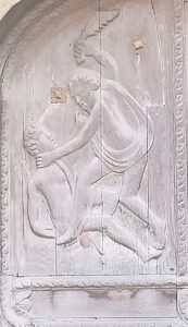 Bas-relief sur bois, portail ouest église de Vétheuil, XVIII° s.
